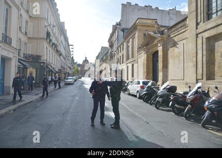 Allgemeine Atmosphäre außerhalb von Jacques Chiracs Wohnhaus, Minuten nach seinem Tod wurde in Paris, Frankreich am 26. September 2019. Präsident Jacques Chirac starb heute Morgen umgeben von seiner Familie. Chirac hatte zwei Amtszeiten als französischer Präsident und nahm sein Land in die einheitliche europäische Währung auf. Foto von Julien Reynaud/APS-Medias/ABACAPRESS.COM Stockfoto