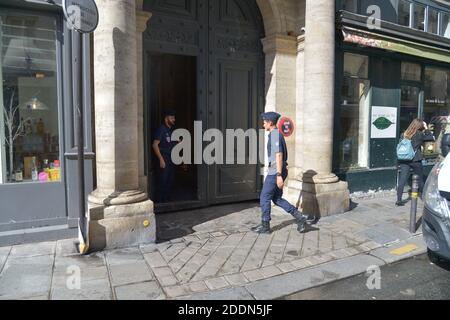 Allgemeine Atmosphäre außerhalb von Jacques Chiracs Wohnhaus, Minuten nach seinem Tod wurde in Paris, Frankreich am 26. September 2019. Präsident Jacques Chirac starb heute Morgen umgeben von seiner Familie. Chirac hatte zwei Amtszeiten als französischer Präsident und nahm sein Land in die einheitliche europäische Währung auf. Foto von Julien Reynaud/APS-Medias/ABACAPRESS.COM Stockfoto