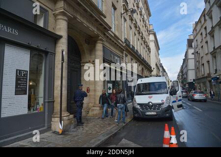 Allgemeine Atmosphäre außerhalb von Jacques Chiracs Wohnhaus, Minuten nach seinem Tod wurde in Paris, Frankreich am 26. September 2019. Präsident Jacques Chirac starb heute Morgen umgeben von seiner Familie. Chirac hatte zwei Amtszeiten als französischer Präsident und nahm sein Land in die einheitliche europäische Währung auf. Foto von Julien Reynaud/APS-Medias/ABACAPRESS.COM Stockfoto