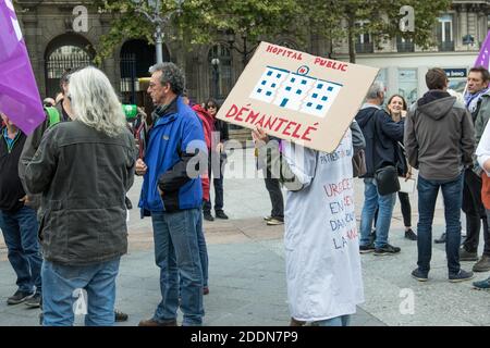 Ärzte, Krankenschwestern und Cargivers versammeln sich in Paris vor dem Hotel de Ville, außerhalb des Hauptquartiers der Assistance publique und Hôpitaux de Paris oder AP-HP, öffentliches Krankenhaussystem von Paris, um die Arbeitsbedingungen in den französischen Notdiensten zu verbessern, am 26. September 2019. Das Notkrankenhauspersonal in Frankreich streikt weiter, fast die Hälfte der Leistungen ist fünf Monate in der Bewegung betroffen. Foto von Barrault David/Avenir Pictures/ABACAPRESS.COM Stockfoto