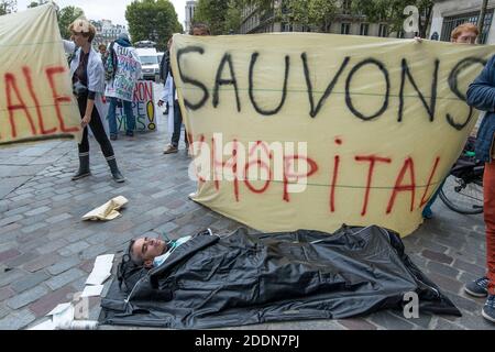 Ärzte, Krankenschwestern und Cargivers versammeln sich in Paris vor dem Hotel de Ville, außerhalb des Hauptquartiers der Assistance publique und Hôpitaux de Paris oder AP-HP, öffentliches Krankenhaussystem von Paris, um die Arbeitsbedingungen in den französischen Notdiensten zu verbessern, am 26. September 2019. Das Notkrankenhauspersonal in Frankreich streikt weiter, fast die Hälfte der Leistungen ist fünf Monate in der Bewegung betroffen. Foto von Barrault David/Avenir Pictures/ABACAPRESS.COM Stockfoto