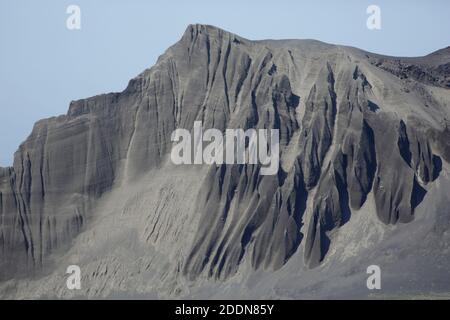 Steile, aschige Hänge auf der Atlasova Insel, Kuril Inseln, fernöstliches Russland 2. Juni 2012 Stockfoto