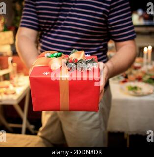 Junger Mann hält Geschenke neues Jahr schöne Geschenkbox Stockfoto