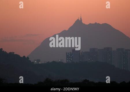 Castle Peak (Tuen Mun) bei Sonnenuntergang, vom Mai Po Marshes Nature Reserve, New Territories, Hong Kong 12 Nov 2020 Stockfoto