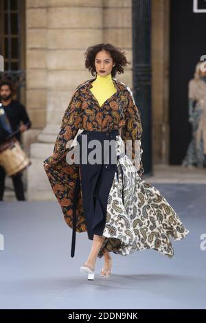 Die Gäste laufen während der Show 'Le defile L'Oreal Paris' im Rahmen der Paris Fashion Week am 28. September 2019 in Paris, Frankreich, über die Landebahn. Foto von Jerome Domine/ABACAPRESS.COM Stockfoto