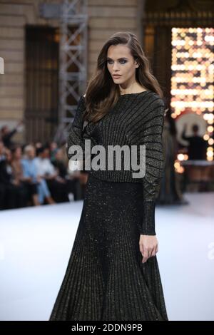 Die Gäste laufen während der Show 'Le defile L'Oreal Paris' im Rahmen der Paris Fashion Week am 28. September 2019 in Paris, Frankreich, über die Landebahn. Foto von Jerome Domine/ABACAPRESS.COM Stockfoto