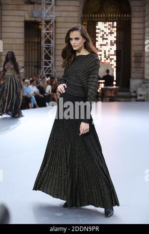 Die Gäste laufen während der Show 'Le defile L'Oreal Paris' im Rahmen der Paris Fashion Week am 28. September 2019 in Paris, Frankreich, über die Landebahn. Foto von Jerome Domine/ABACAPRESS.COM Stockfoto