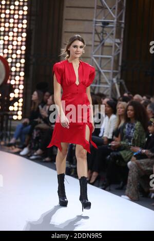 Die Gäste laufen während der Show 'Le defile L'Oreal Paris' im Rahmen der Paris Fashion Week am 28. September 2019 in Paris, Frankreich, über die Landebahn. Foto von Jerome Domine/ABACAPRESS.COM Stockfoto