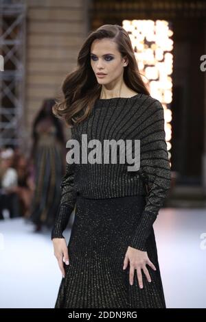 Die Gäste laufen während der Show 'Le defile L'Oreal Paris' im Rahmen der Paris Fashion Week am 28. September 2019 in Paris, Frankreich, über die Landebahn. Foto von Jerome Domine/ABACAPRESS.COM Stockfoto