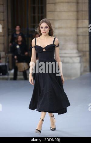 Die Gäste laufen während der Show 'Le defile L'Oreal Paris' im Rahmen der Paris Fashion Week am 28. September 2019 in Paris, Frankreich, über die Landebahn. Foto von Jerome Domine/ABACAPRESS.COM Stockfoto