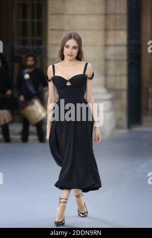 Die Gäste laufen während der Show 'Le defile L'Oreal Paris' im Rahmen der Paris Fashion Week am 28. September 2019 in Paris, Frankreich, über die Landebahn. Foto von Jerome Domine/ABACAPRESS.COM Stockfoto