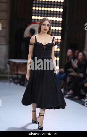 Die Gäste laufen während der Show 'Le defile L'Oreal Paris' im Rahmen der Paris Fashion Week am 28. September 2019 in Paris, Frankreich, über die Landebahn. Foto von Jerome Domine/ABACAPRESS.COM Stockfoto