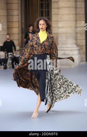 Die Gäste laufen während der Show 'Le defile L'Oreal Paris' im Rahmen der Paris Fashion Week am 28. September 2019 in Paris, Frankreich, über die Landebahn. Foto von Jerome Domine/ABACAPRESS.COM Stockfoto