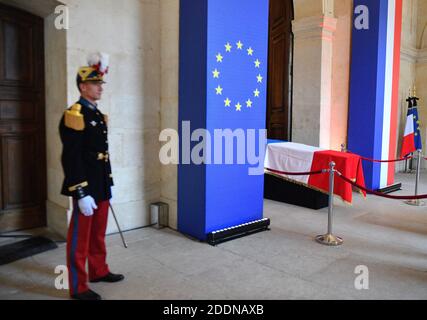 Im Hotel National Invalides, in dem Chiracs Sarg nach dem Tod des ehemaligen französischen Präsidenten am 29. September 2019 in Paris ausgestellt wird, wird der ehemalige Präsident Jacques Chirac geehrt. Foto von Christian Liewig/ABACAPRESS.COM Stockfoto