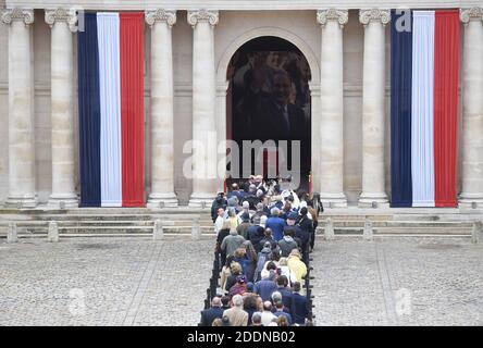 Im Hotel National Invalides, in dem Chiracs Sarg nach dem Tod des ehemaligen französischen Präsidenten am 29. September 2019 in Paris ausgestellt wird, wird der ehemalige Präsident Jacques Chirac geehrt. Foto von Christian Liewig/ABACAPRESS.COM Stockfoto