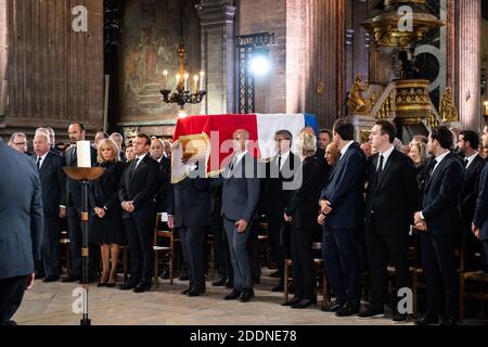 Die Palettierer tragen den Sarg des verstorbenen französischen Präsidenten Jacques Chirac, als der französische Präsident Emmanuel Macron (2. L) und seine Frau Brigitte (L) während seines Trauerdienstes am 30. September 2019 in Paris in der Kirche Saint Sulpice stehen. Foto von ELIOT BLONDT/ABACAPRESS.COM Stockfoto