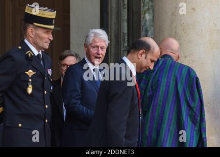 Der ehemalige US-Präsident Bill Clinton sieht nach einem Präsidentenessen zu Ehren des ehemaligen französischen Präsidenten Chirac am 30. September 2019 in Paris wie ein Blatt aus. Foto von Julie Sebadelha/ABACAPRESS.COM Stockfoto