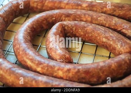 Nahaufnahme von rohem gewickeltem Schinken und Knoblauchwurst Stockfoto