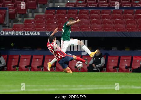 Madrid, Spanien. November 2020. Stefan Savic (L) von Atletico Madrid spielt mit Lokomotivs Francois Kamano während des UEFA Champions League Group A Fußballspiels zwischen Atletico Madrid und Lokomotiv Moskva in Madrid, Spanien, 25. November 2020. Quelle: Meng Dingbo/Xinhua/Alamy Live News Stockfoto