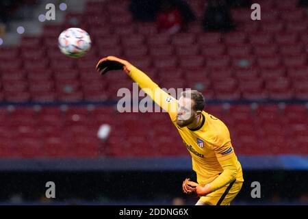 Madrid, Spanien. November 2020. Jan Oblak von Atletico Madrid tritt während des UEFA Champions League Group A Fußballspiels zwischen Atletico Madrid und Lokomotiv Moskva in Madrid, Spanien, am 25. November 2020 an. Quelle: Meng Dingbo/Xinhua/Alamy Live News Stockfoto