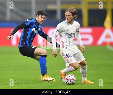 Mailand, Italien. November 2020. Alessandro Bastoni (L) siegt mit Real Madrids Luka Modric während des UEFA Champions League-Spiel der Gruppe B zwischen FC Inter und Real Madrid in Mailand, Italien, am 25. November 2020. Quelle: Daniele Mascolo/Xinhua/Alamy Live News Stockfoto