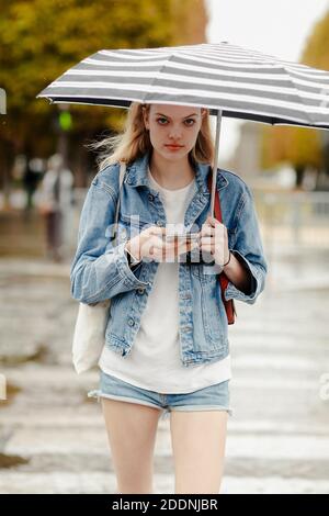 Street Style, Modell nach Victoria Tomas Spring-Summer 2020 Ready-to-Wear Show, gehalten im Faust, Paris, Frankreich, am 24. September 2019. Foto von Marie-Paola Bertrand-Hillion/ABACAPRESS.COM Stockfoto