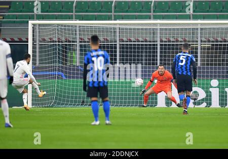 Mailand, Italien. November 2020. Eden Hazard (1. L) von Real Madrid erzielt sein Tor beim UEFA Champions League-Spiel der Gruppe B zwischen FC Inter und Real Madrid am 25. November 2020 in Mailand, Italien. Quelle: Daniele Mascolo/Xinhua/Alamy Live News Stockfoto