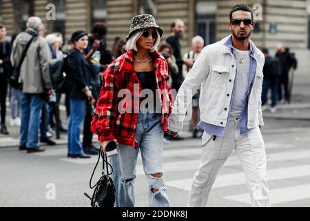 Street Style, Camille Callen (Noholita) und ihr Freund Saam bei der Redemption Spring-Summer 2020 Ready-to-Wear Show, die am 26. September 2019 im Hotel de Ville, Paris, Frankreich, stattfand. Foto von Marie-Paola Bertrand-Hillion/ABACAPRESS.COM Stockfoto