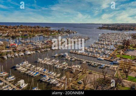 Landschaftlich reizvolle Luftpanorama von Deale Waterfront Docks an der westlichen Küste von Chesapeake Bay Maryland, Dutzende von Luxus-Segelbooten Docking in der Marina. Stockfoto