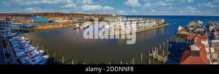 Luftpanorama von Chesapeake Beach am Ostufer von Maryland mit Segelbooten Ferienwohnungen am Meer Stockfoto