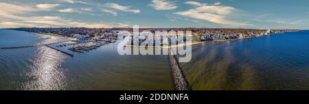 Luftpanorama von Chesapeake Beach am Ostufer von Maryland mit Segelbooten Ferienwohnungen am Meer Stockfoto