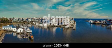 Luftpanorama von Chesapeake Beach am Ostufer von Maryland mit Segelbooten Ferienwohnungen am Meer Stockfoto