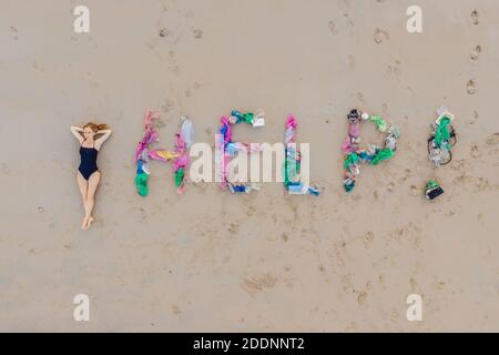 Hilfe Schriftzug aus Müll am Strand gemacht Stockfoto