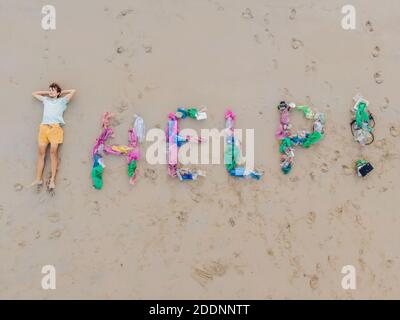 Hilfe Schriftzug aus Müll am Strand gemacht Stockfoto