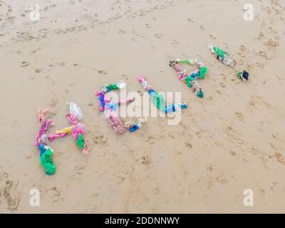 Hilfe Schriftzug aus Müll am Strand gemacht Stockfoto