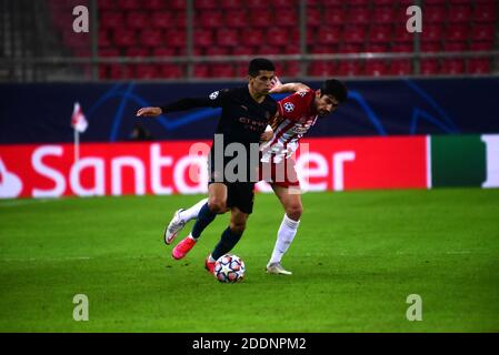 Piräus, Griechenland. November 2020. João Cancelo (Nr. 27) von Manchester City versucht Bouchalakis (Nr. 5) von Olympiacos zu vermeiden. (Foto von Dimitrios Karvountzis/Pacific Press) Quelle: Pacific Press Media Production Corp./Alamy Live News Stockfoto