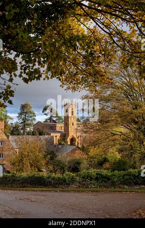 Balscote Dorf im Herbst. Balscote, Oxfordshire, England Stockfoto