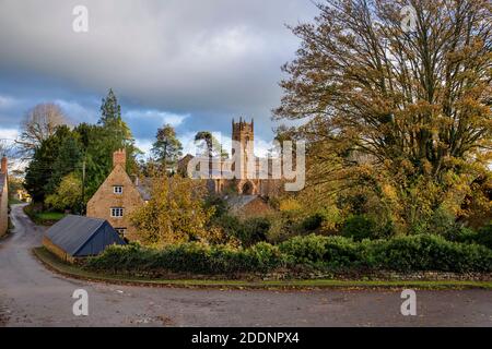 Balscote Dorf im Herbst. Balscote, Oxfordshire, England Stockfoto