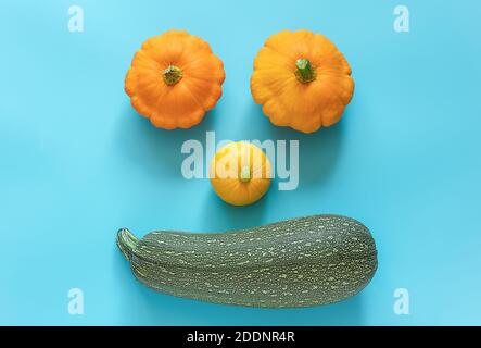 Ernte von farbigen verschiedenen Gemüse Kürbis, Zucchini, Pattypan Squash auf blauem Hintergrund. Draufsicht Flat Lay. Stockfoto
