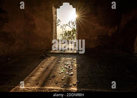 Die Landschaft der Sonne auf dem Fußabdruck des Buddha in der Pagode auf dem Gipfel von Khao Nor in der Provinz Nakhon Sawan, Thailand. Stockfoto