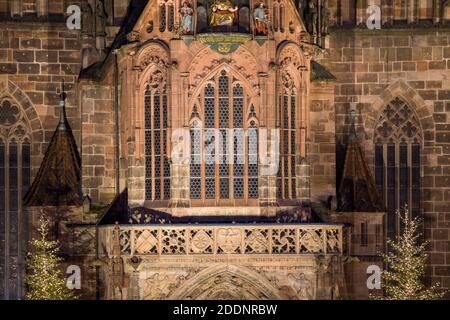 Nürnberg, Deutschland. November 2020. Die Galerie der Frauenkirche, aus der das Nürnberger Christkind jährlich den Nürnberger Weihnachtsmarkt eröffnet. Der weltberühmte Weihnachtsmarkt in Nürnberg, der ursprünglich am 27.11.2020 eröffnet werden sollte, wird in diesem Jahr wegen der Corona-Pandemie abgesagt. Quelle: Daniel Karmann/dpa/Alamy Live News Stockfoto