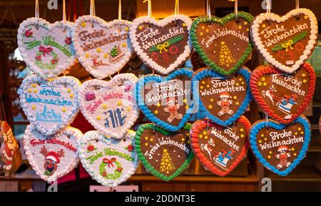 23. November 2020, Niedersachsen, Lüneburg: "Merry Christmas" steht auf Lebkuchenherzen in einem Süßwarenladen. Foto: Philipp Schulze/dpa Stockfoto