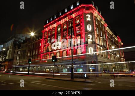 London, Großbritannien. November 2020. Die Weihnachtsbeleuchtung wird bei Fortnum & Mason am Piccadilly London angezündet.die Menschen bereiten sich darauf vor, zum 3-stufigen System zurückzukehren, wenn eine vierwöchige Sperre in England nächste Woche zu Ende geht. Kredit: SOPA Images Limited/Alamy Live Nachrichten Stockfoto