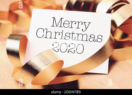 Frohe Weihnachten 2020 mit farbenfroher Dekoration. Wir wünschen Ihnen wunderbare Erinnerungen während dieser fröhlichen Jahreszeit. Stockfoto