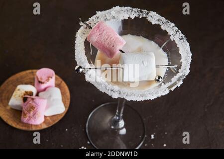 Irischer Cremelikör in einem martiniglas mit Marshmallows. Nahaufnahme Stockfoto