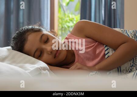 Junges Mädchen schlafen in ihrem Bett in den Morgenstunden Des Tages Stockfoto