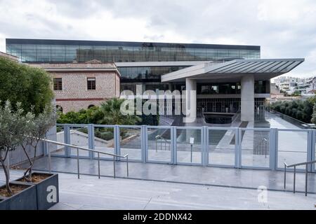 Athen Griechenland. 22. November 2020. Akropolis-Museum geschlossen, Coronavirus gesperrt. Museum zeigt die Funde der archäologischen Stätte. Gebäude en Stockfoto