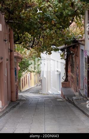 Athen Griechenland. 22. November 2020. Plaka traditionelle Gebäude und enge Fußgängerzonen und Treppen. Die Architektur der Altstadt Stockfoto