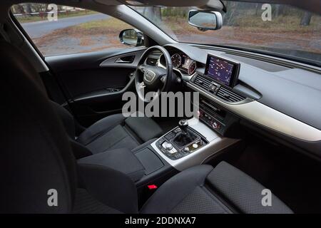 GRODNO, WEISSRUSSLAND - DEZEMBER 2019: Audi A6 4G C7 Innenraum in dunklen Tönen als Beispiel der technologischen Ausstattung der modernen Fahrzeuganzeige mit GPS Stockfoto