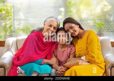 Portrait von Enkelin, Enkelin und Enkelin im Wohnzimmer Stockfoto